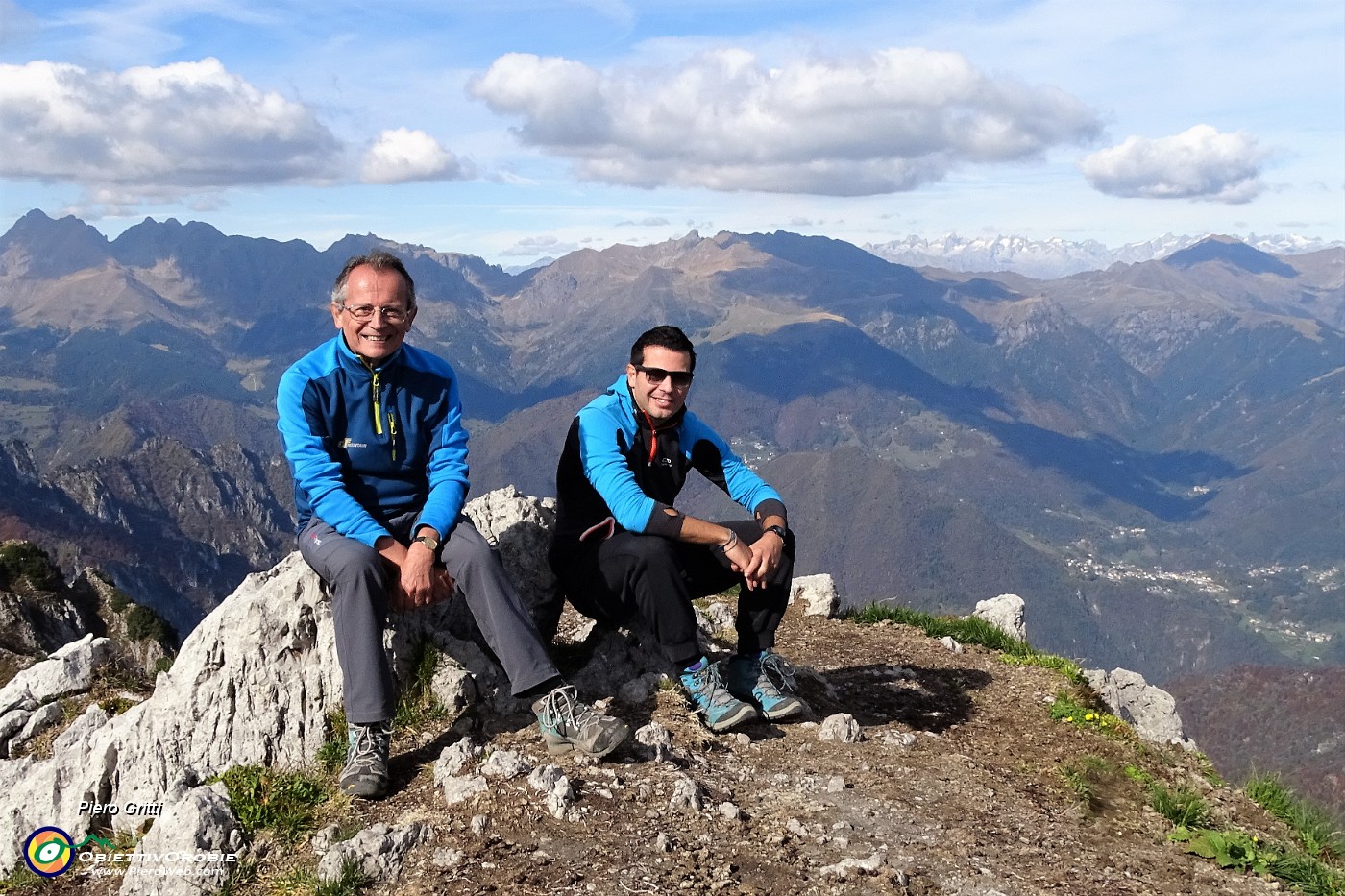 06 Dalla vetta del Venturosa vista sulle Orobiee verso le Alpi.JPG